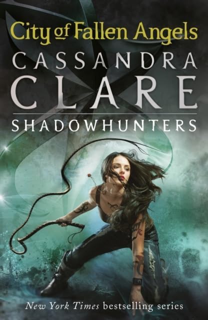 Book cover of 'City of Fallen Angels' by Cassandra Clare featuring a character with a bow.