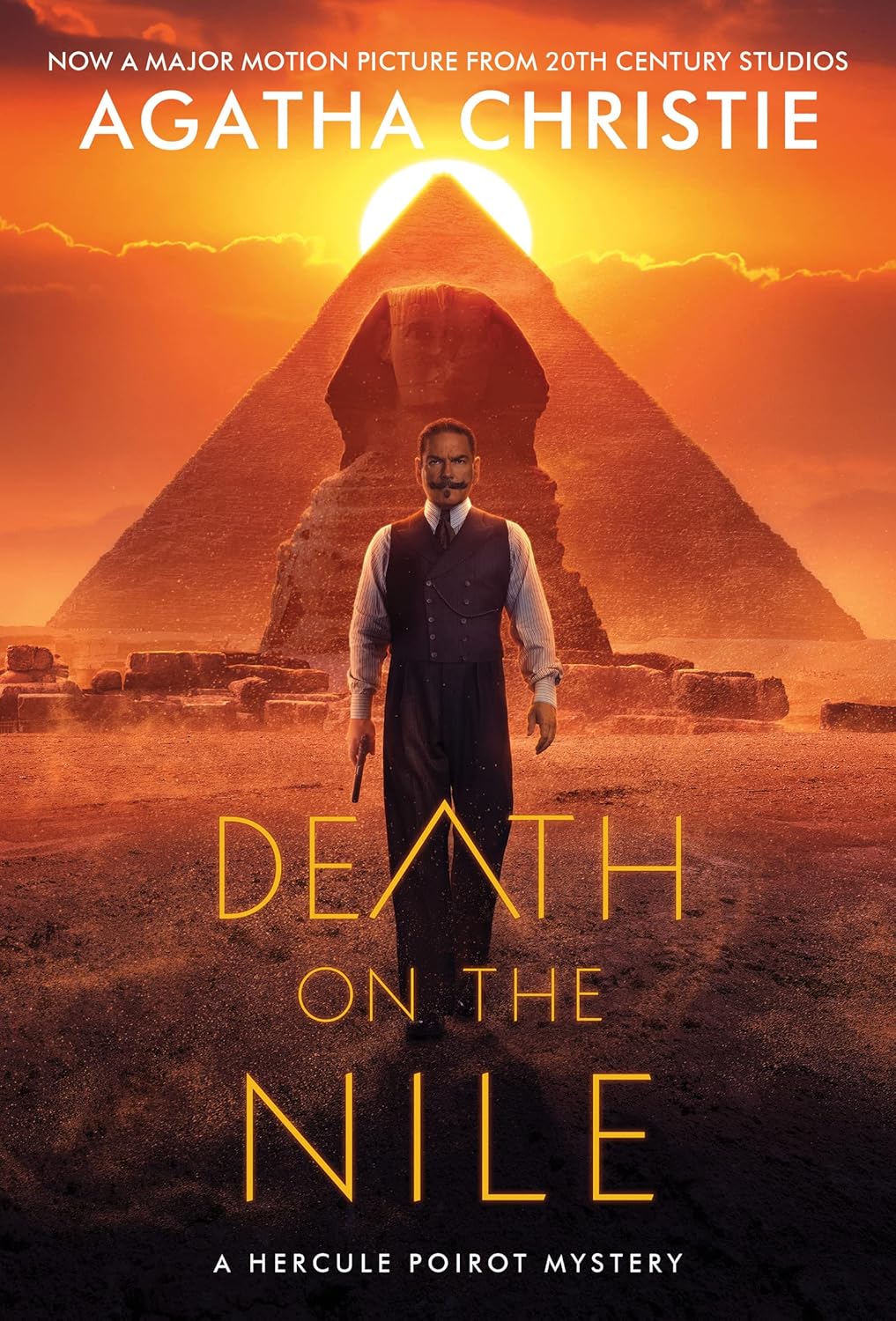 Cover of the book 'Death on the Nile' featuring a man in a hat and coat, with the pyramids of Egypt in the background, indicating a Hercule Poirot mystery set in Egypt.
